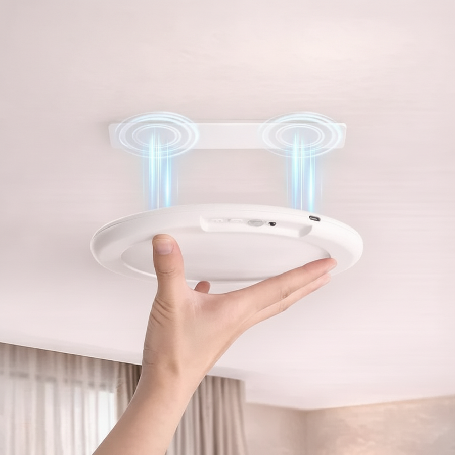 Lampe LED à détecteur de mouvement, main fixant lumière capteur plafond